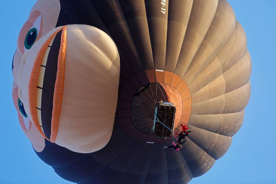 Miles de israelíes se reunen para ver la colorida exhibición de globos gigantes en el Festival del Globo de Aire Caliente de Gilboa cerca del Kibbutz Ein Harod, en el valle de Jezreel. 