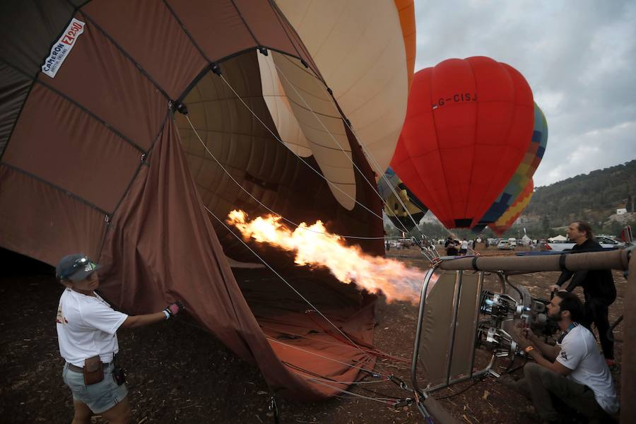 Miles de israelíes se reunen para ver la colorida exhibición de globos gigantes en el Festival del Globo de Aire Caliente de Gilboa cerca del Kibbutz Ein Harod, en el valle de Jezreel. 