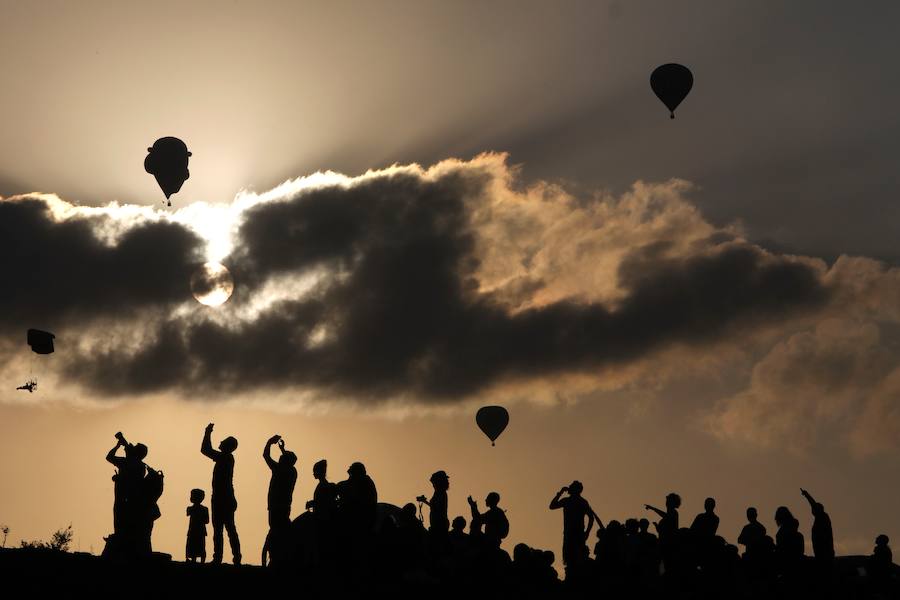 Miles de israelíes se reunen para ver la colorida exhibición de globos gigantes en el Festival del Globo de Aire Caliente de Gilboa cerca del Kibbutz Ein Harod, en el valle de Jezreel. 