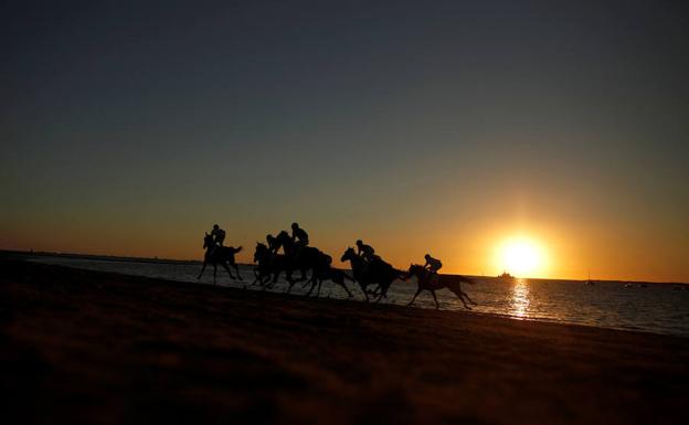 Atardecer durante las Carreras de Caballos de Sanlúcar de Barrameda. 