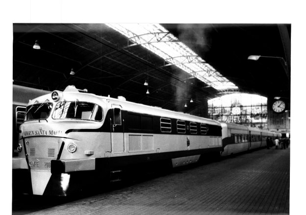  1967. Talgo ya tenía trenes capaces de alcanzar los 200 km/h, pero las vías españolas aún no lo permitían. 
