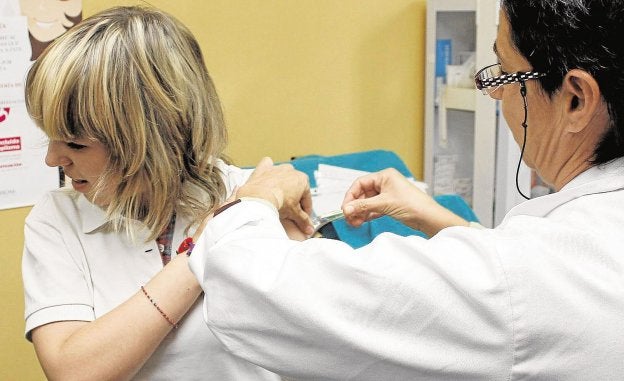 Una adolescente se vacuna en un centro de salud de la Comunitat. 