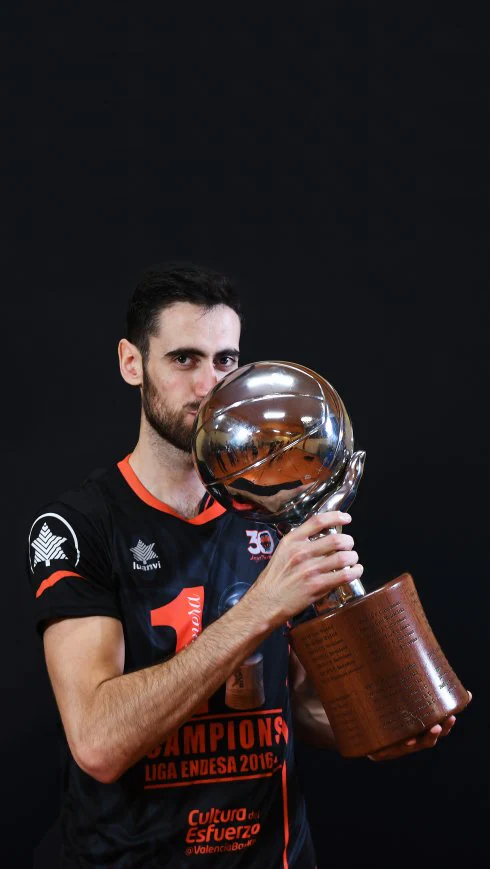 Joan Sastre besa el trofeo de la Liga Endesa conseguido por el Valencia Basket ante el Real Madrid.