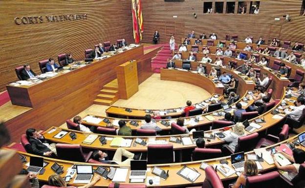 Diputados durante un pleno de Les Corts. 