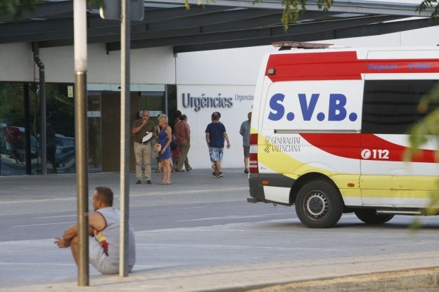 Una ambulancia de Soporte Vital Básico (SVB), ayer, junto a la entrada de Urgencias del Hospital La Fe de Valencia. 