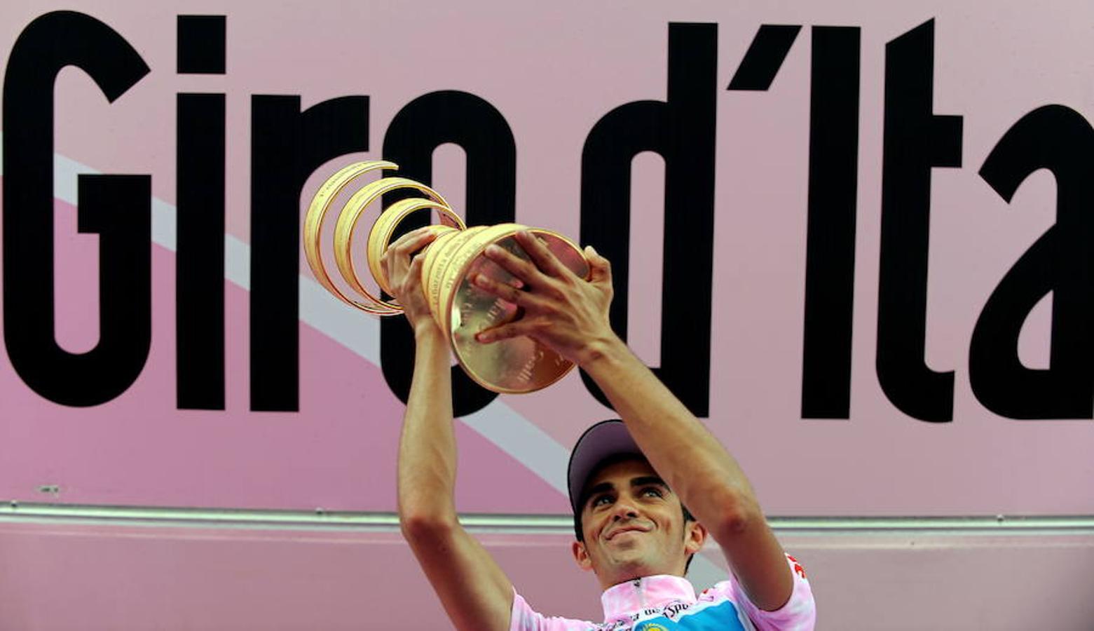 El corredor de Pinto levantando el trofeo que le consagra como ganador del 'Giro de Italia 2008'