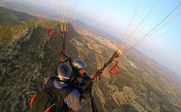 Vuelo biplaza en parapente. 