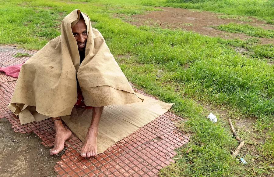 A sus 44 años, Singh ha emprendido el reto de hacer 10.000 kilómetros en 100 días con tan solo sus piernas, ropa que le han donado pro el camino y laddus (un dulce con mucha carga nutritiva) que le enviaba su madre. 
