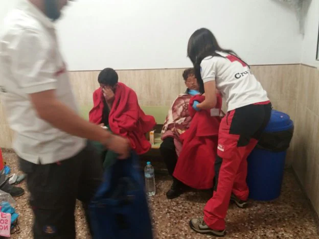 Personal de Cruz Roja asiste a los dos menores que alcanzaron el litoral de Torrevieja 
