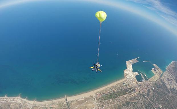 Salto tándem en paracaídas en SkyTime Castellón. 