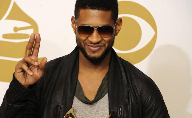 El cantante estadounidense Usher en la 53 edición de los Premios Grammy en el Staples Center en Los Ángeles, California.