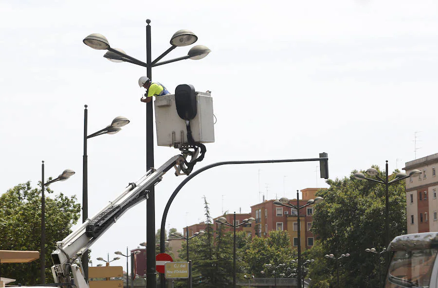 Fotos de la retirada de luces de algunas farolas en Valencia