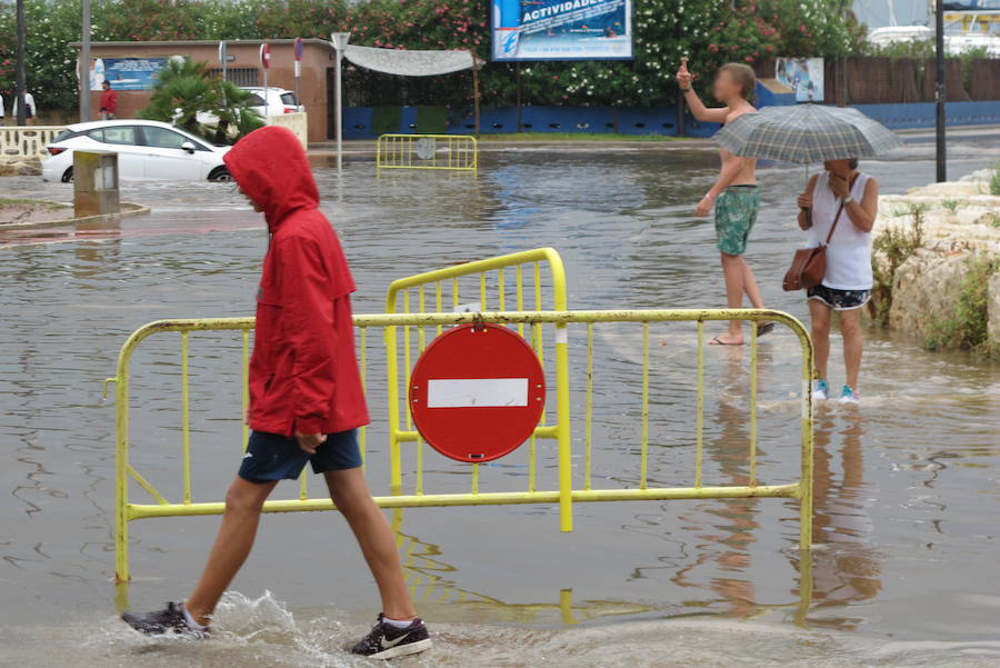 Las lluvias en Dénia superan los 79 litros y obligan a cerrar varios caminos