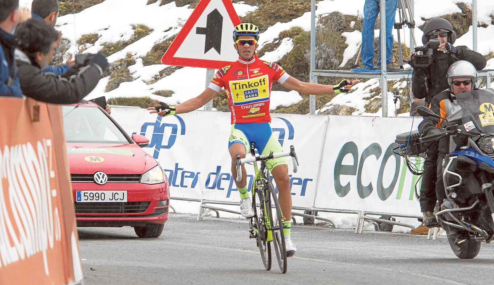 Contador celebra su victoria en Ruta del Sol vistiendo el maillot de líder de la Vuelta a España.