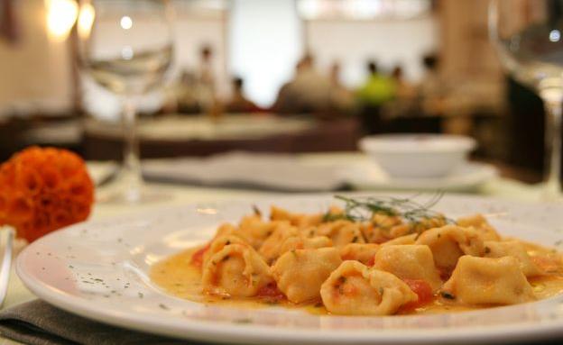Llegan los tortellini de paella con guisantes, olivas y ajo