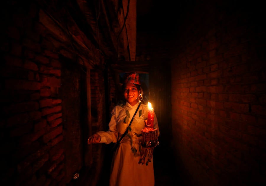 Los habitantes de Lalitpur conmemoran la victoria de su dios Buda contra los siete ejércitos del demonio Mara, encargado de tentar con el deseo del poder y el dominio a las personas.