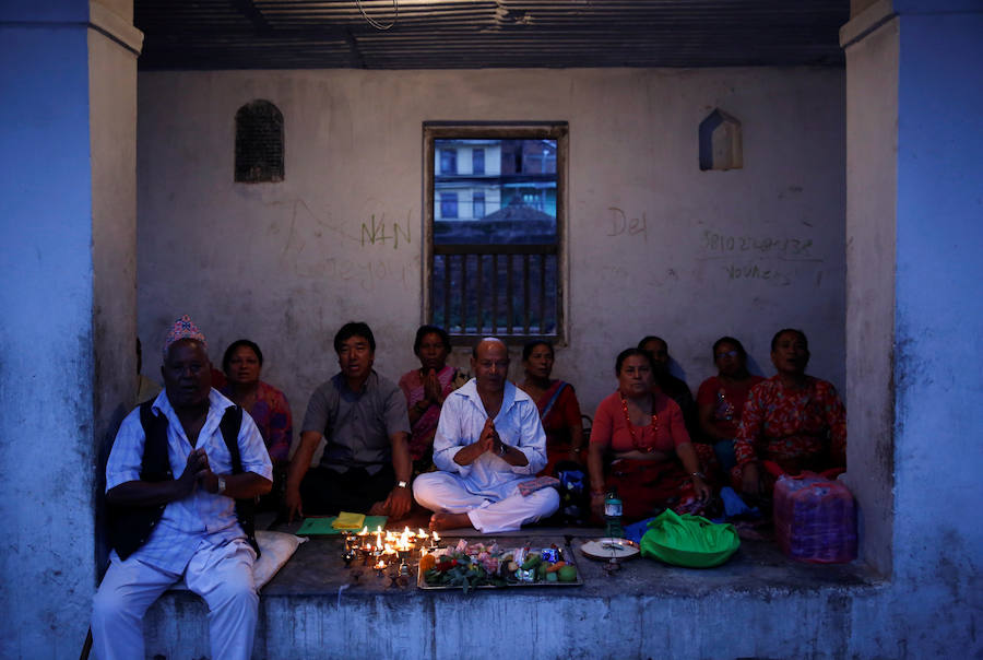 Los habitantes de Lalitpur conmemoran la victoria de su dios Buda contra los siete ejércitos del demonio Mara, encargado de tentar con el deseo del poder y el dominio a las personas.