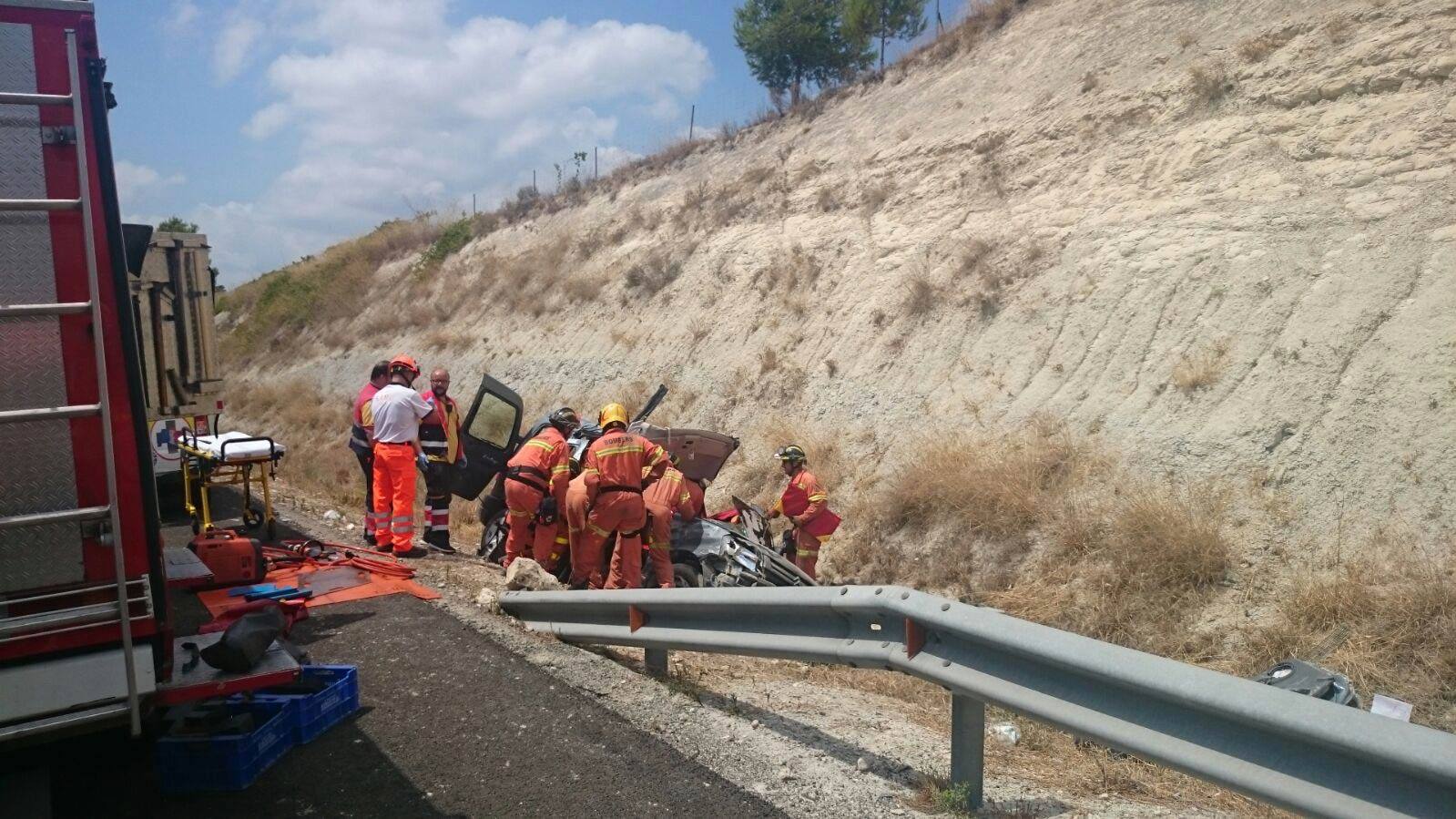 Tres personas han sido excarceladas por bomberos del Consorcio Provincial, tras sufrir un accidente en la A-35 a la altura de Moixent.