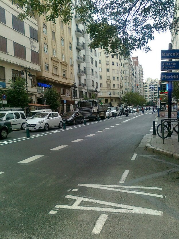 Carril abierto para el doble sentido, ayer por la mañana. 