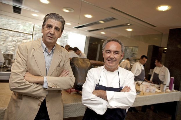 Juli Soler y Ferran Adrià, en la cocina de El Bulli. 