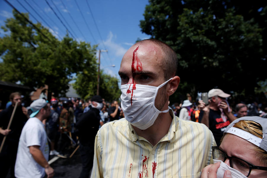 Violentas refriegas se registraron este sábado entre militantes antirracistas y grupúsculos de la extrema derecha estadounidense reunidos en Charlottesville, en Virginia, obligando al gobernador del Estado a declarar el estado de emergencia y a la policía a prohibir la manifestación.