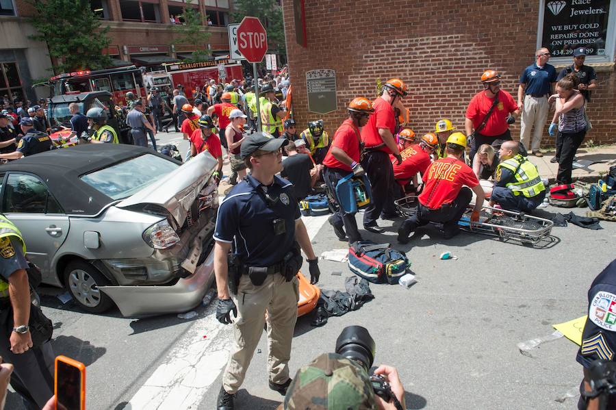 Violentas refriegas se registraron este sábado entre militantes antirracistas y grupúsculos de la extrema derecha estadounidense reunidos en Charlottesville, en Virginia, obligando al gobernador del Estado a declarar el estado de emergencia y a la policía a prohibir la manifestación.