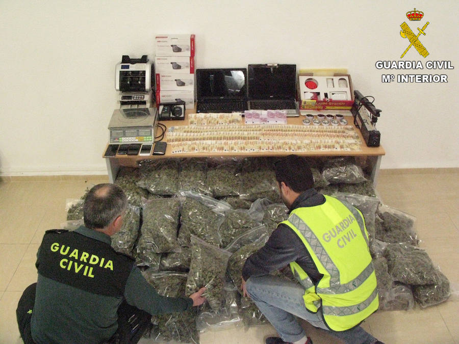 La Guardia Civil detiene a ocho personas y desarticula una organización criminal dedicada al tráfico internacional de drogas.