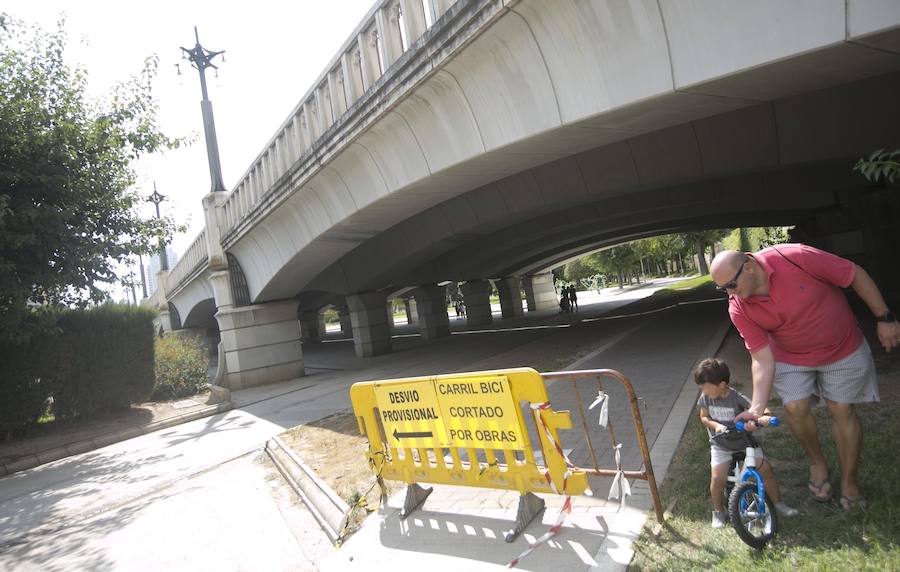 «Hay zonas que da pena ver de cómo están», critican decenas de usuarios del parque. Miles de vecinos visitan el antiguo cauce en agosto y lo encuentran falto de mantenimiento