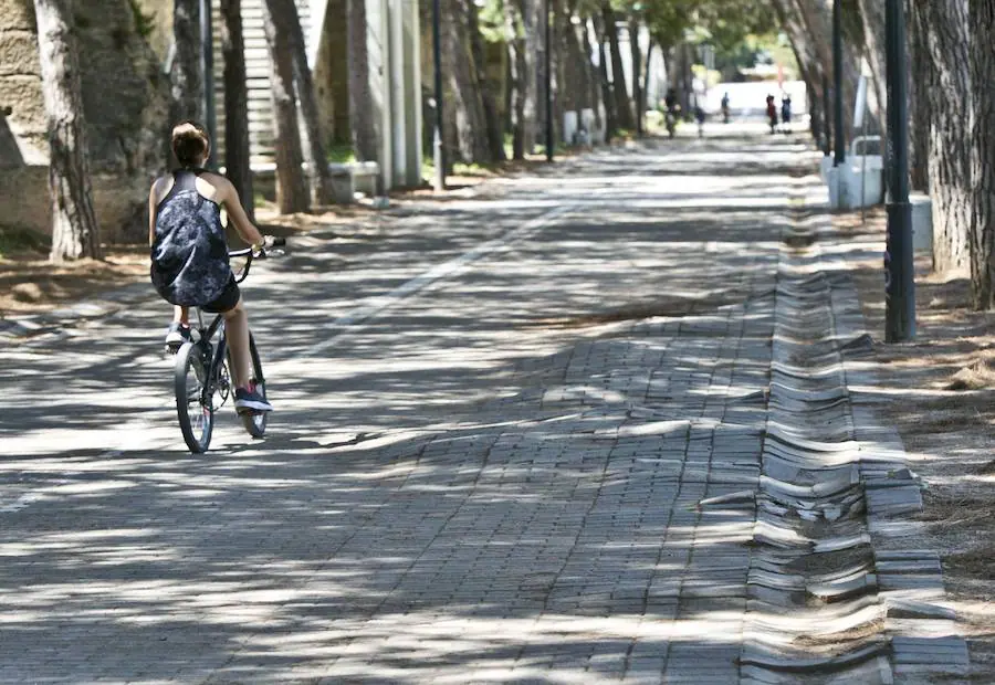 «Hay zonas que da pena ver de cómo están», critican decenas de usuarios del parque. Miles de vecinos visitan el antiguo cauce en agosto y lo encuentran falto de mantenimiento