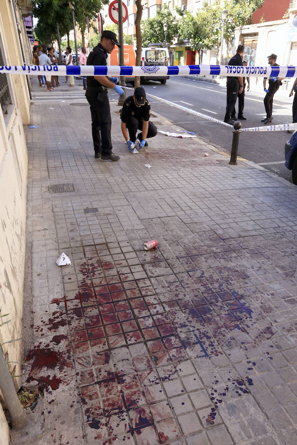 Fotos de la acera tras el apuñalamiento de la Avenida Burjassot