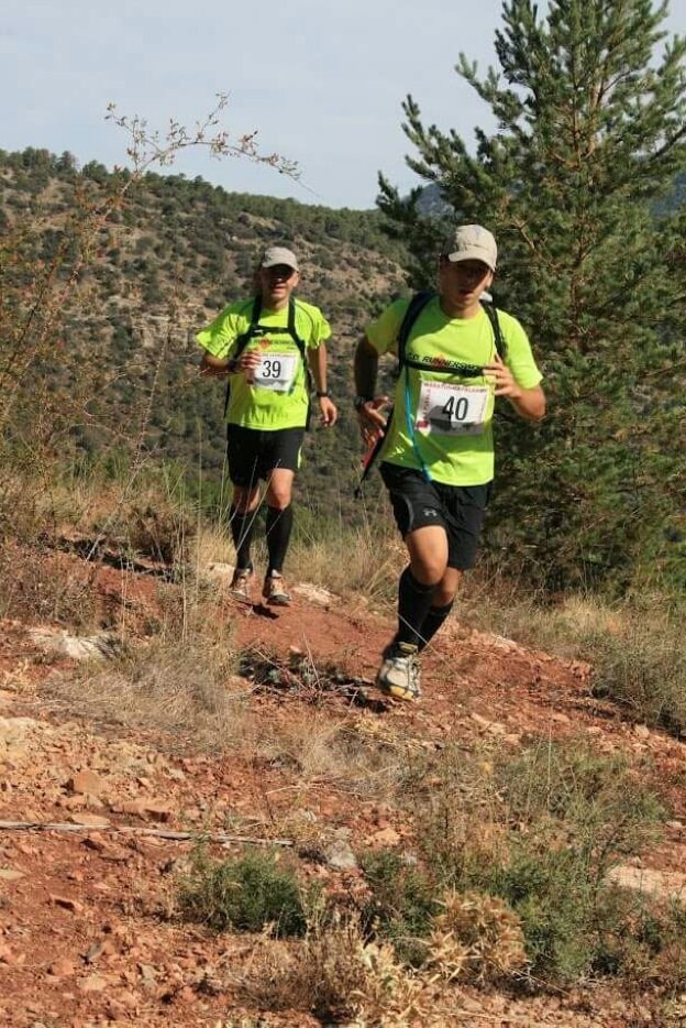 Roger (padre) y Sergio (hijo) corriendo durante un maratón sobre montaña. 