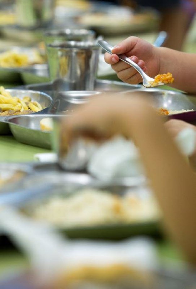 Un niño comiendo. 