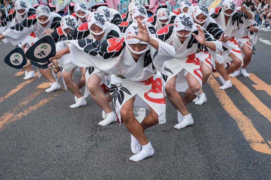  Shikoku acoge en agosto el festival de baile más popular de Japón. Durante sus cuatro días de duración, sus calles se llenan de bailarines y curiosos, alcanzando la cifra de los 1,2 millones de personas.