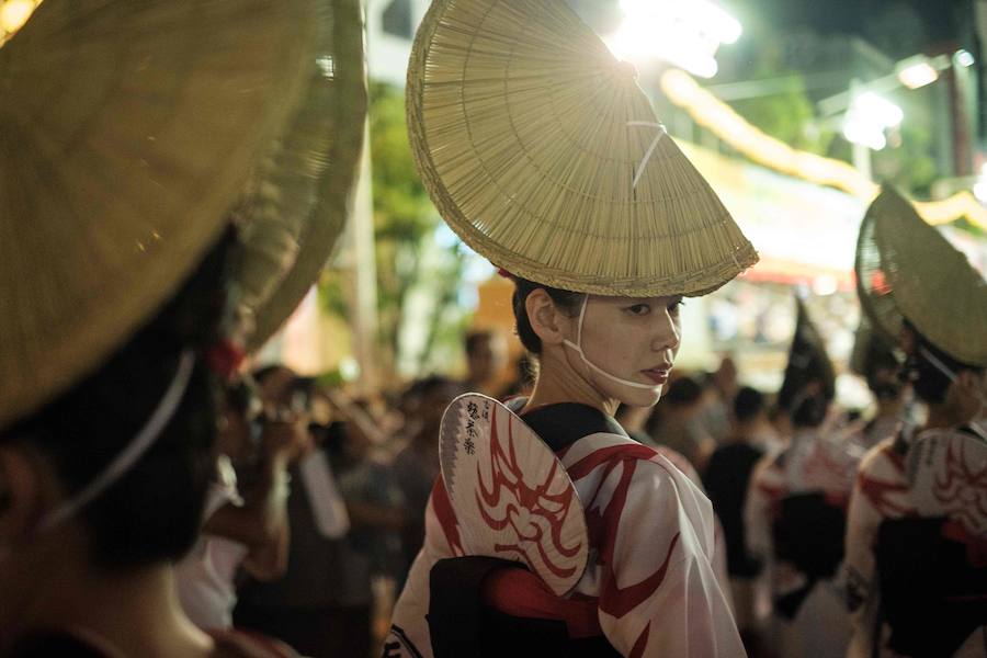  Shikoku acoge en agosto el festival de baile más popular de Japón. Durante sus cuatro días de duración, sus calles se llenan de bailarines y curiosos, alcanzando la cifra de los 1,2 millones de personas.