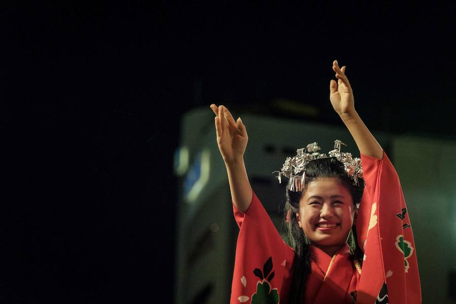  Shikoku acoge en agosto el festival de baile más popular de Japón. Durante sus cuatro días de duración, sus calles se llenan de bailarines y curiosos, alcanzando la cifra de los 1,2 millones de personas.