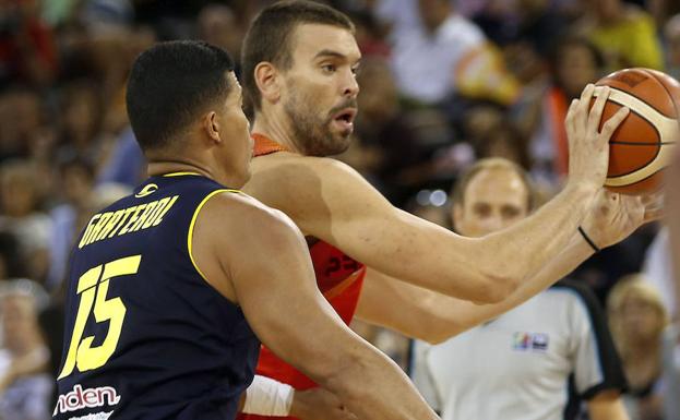 Marc Gasol protege el balón. 