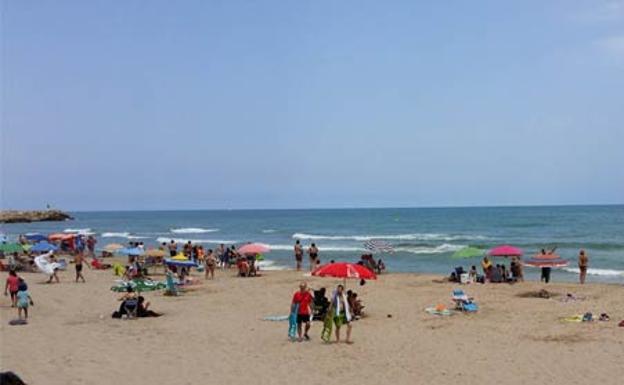 La playa del Perelló, sin bañistas en el agua, tras el avistamiento.