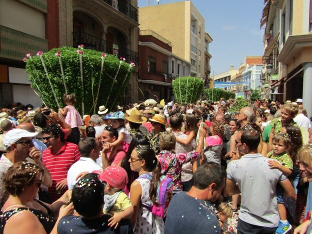 Las 'alfàbegues', en su desfile por Bétera. 