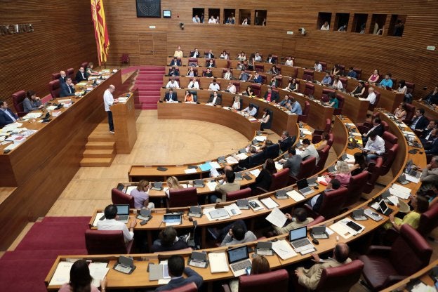 Un pleno de Les Corts durante la sesión de control al presidente de la Generalitat, Ximo Puig. 