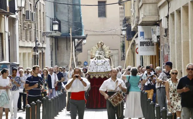 Procesión en honor a Nuestra Señora de la Asunción, ayer por la mañana en Valencia. 