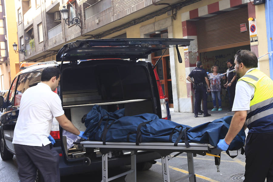 Fotos de la investigación policial y del entierro del hombre asesinado en un garaje en Patraix