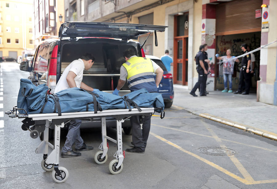 Fotos de la investigación policial y del entierro del hombre asesinado en un garaje en Patraix