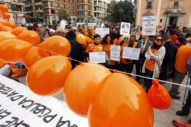 Familiares de dependientes se concentran para reclamar las ayudas. 