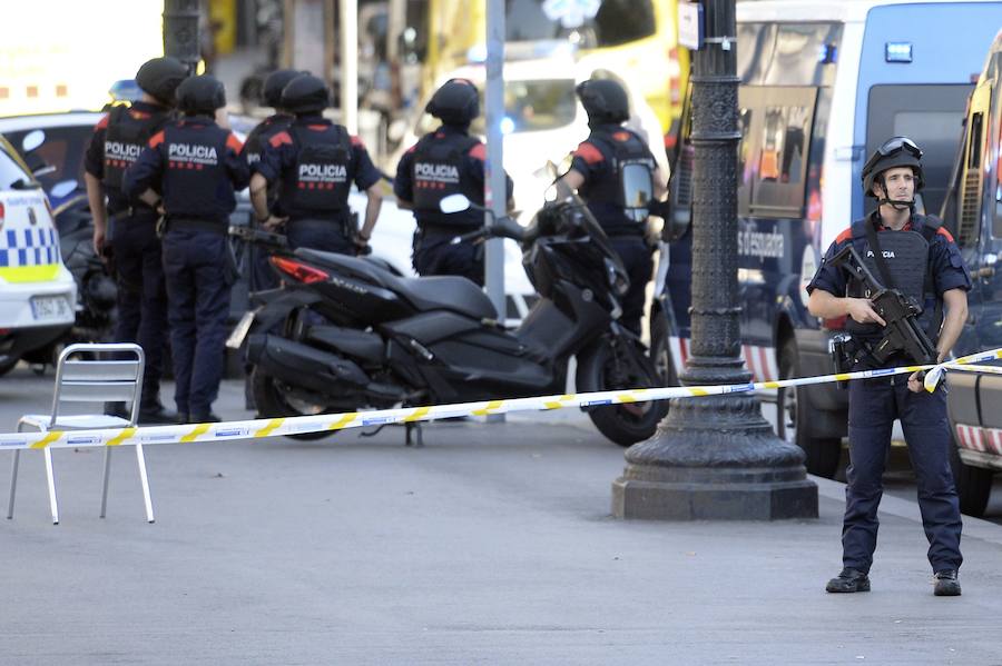 Una furgoneta blanca ha arremetido contra los viandantes en una de las calles más turísticas de Barcelona