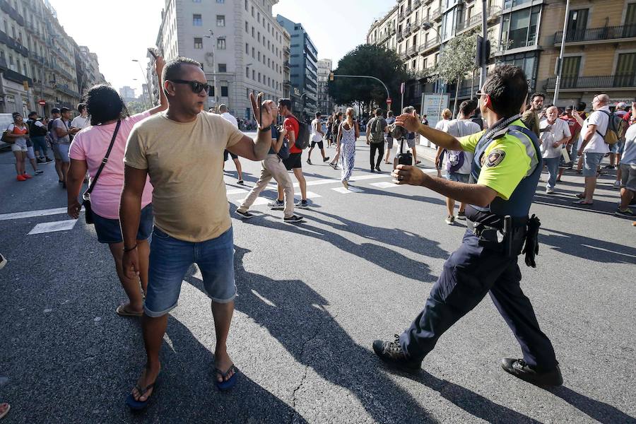 Una furgoneta blanca ha arremetido contra los viandantes en una de las calles más turísticas de Barcelona