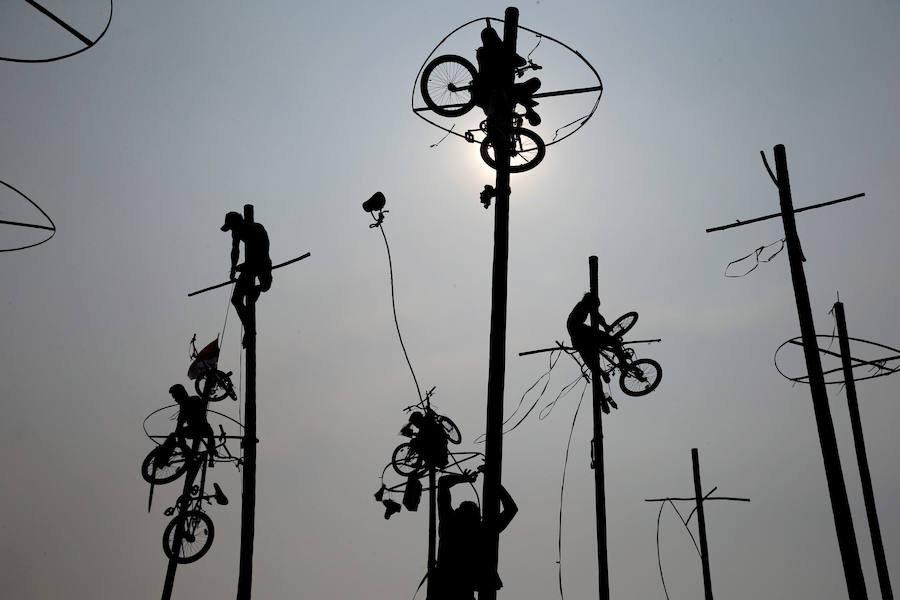 Tailanda celebra su Día de la Independencia de una manera muy peculiar: colocan en vertical los troncos talados de nogales que engrasan con aceite para dificultar la llegada a la cima en la que se encuentran varios premios. 
