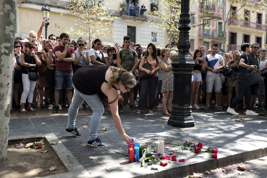 Centenares de personas se concentran en Barcelona para rechazar el atentado terrorista.