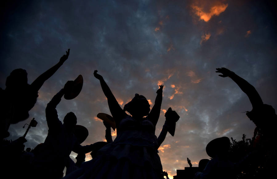 Un grupo de danza se presenta en el XXI Festival de Música del Pacífico Petronio Álvarez en Cali (Colombia). El festival anual presenta durante cinco días música folclórica del pacífico colombiano