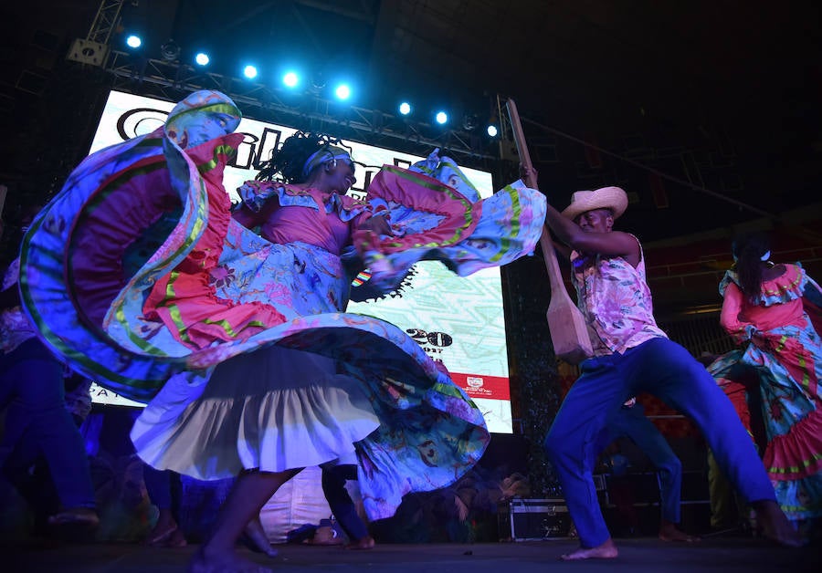 Un grupo de danza se presenta en el XXI Festival de Música del Pacífico Petronio Álvarez en Cali (Colombia). El festival anual presenta durante cinco días música folclórica del pacífico colombiano