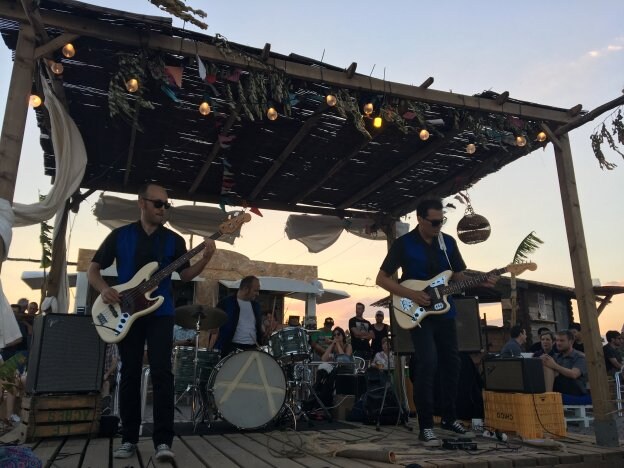 Actuación del grupo valenciano Los Blue Marinos en un chiringuito de la playa. 